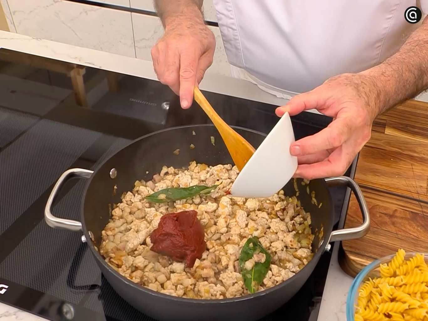Incorpora la carne de pavo y el tomate concentrado