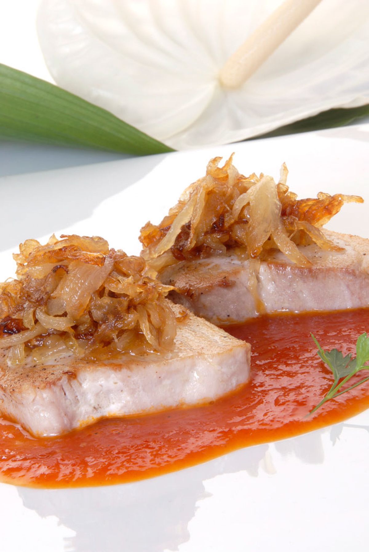 Atún encebollado con salsa agridulce