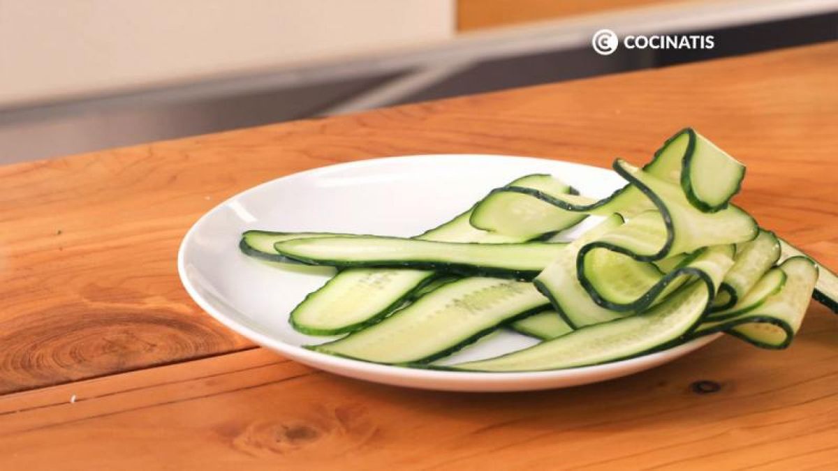 Lamina el calabacín con la mandolina