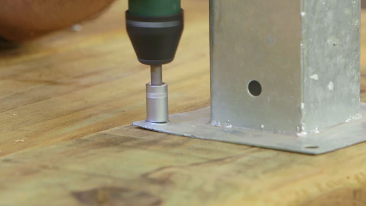 Como hacer una mesa de comedor con traviesas de madera paso 11