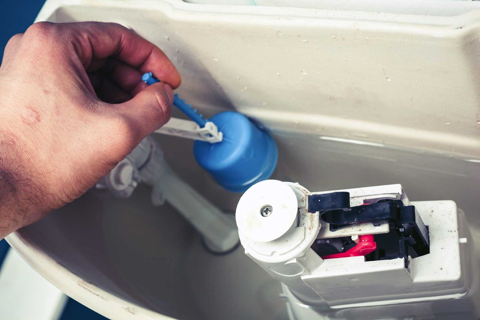 Arreglar una fuga en la cisterna