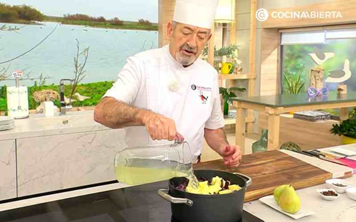 Agrega las patatas y el caldo de verduras