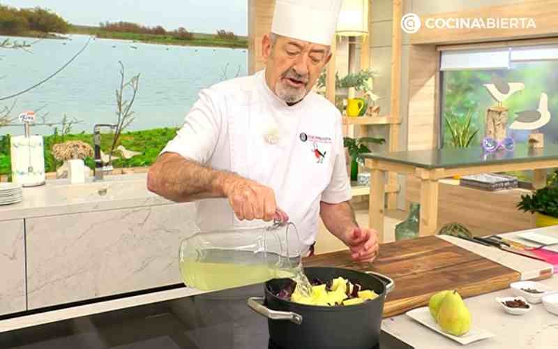 Agrega las patatas y el caldo de verduras