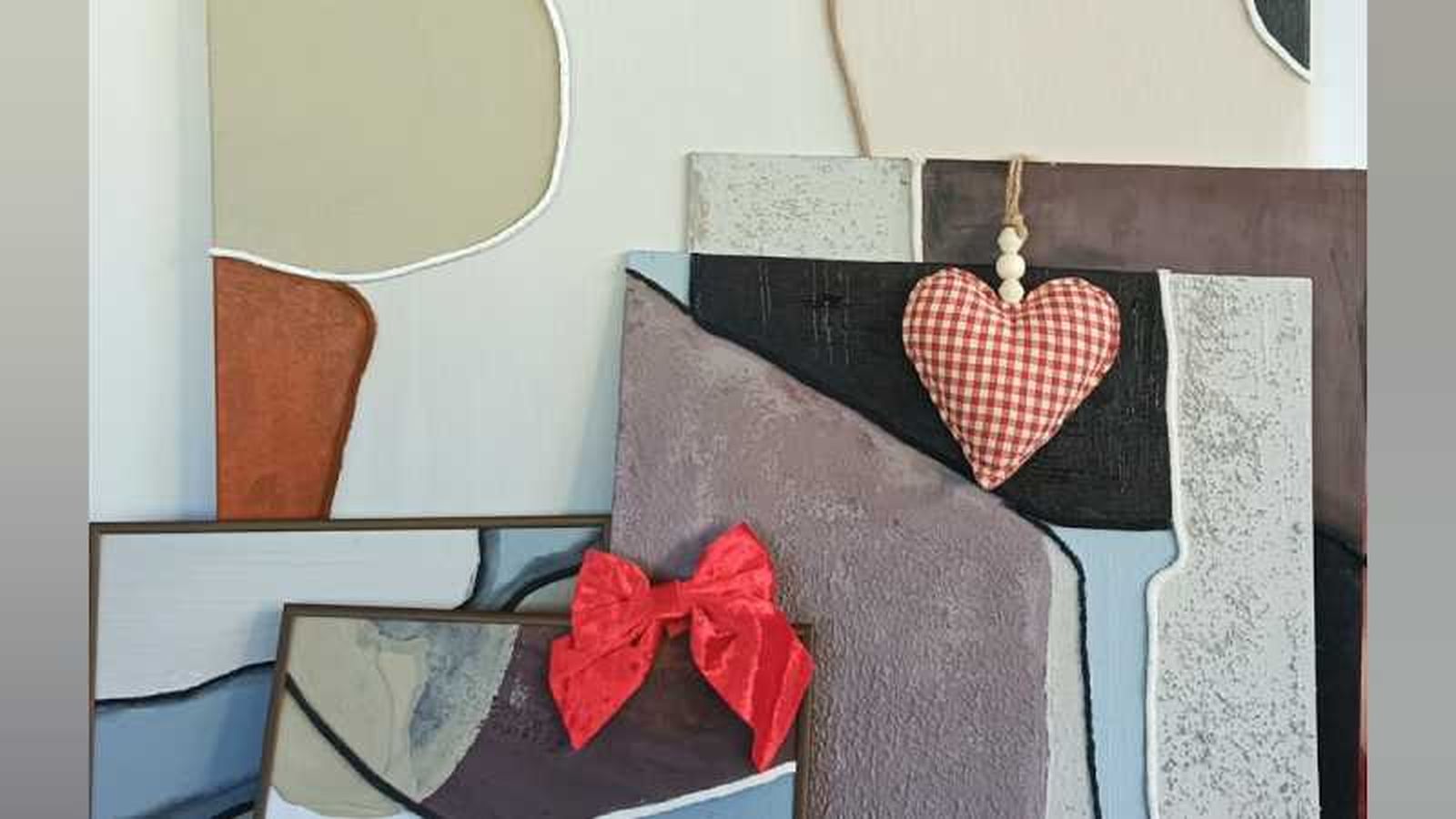 Obras de Lola Castillejos con decoración de Navidad.