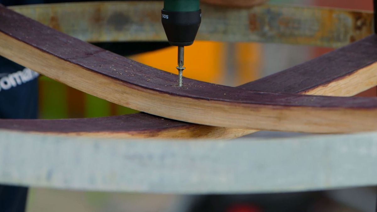 Cómo hacer una mesa con una barrica paso 6