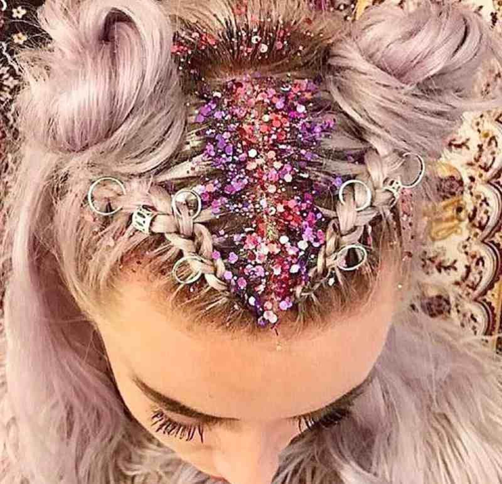Purpurina en la raíz del pelo