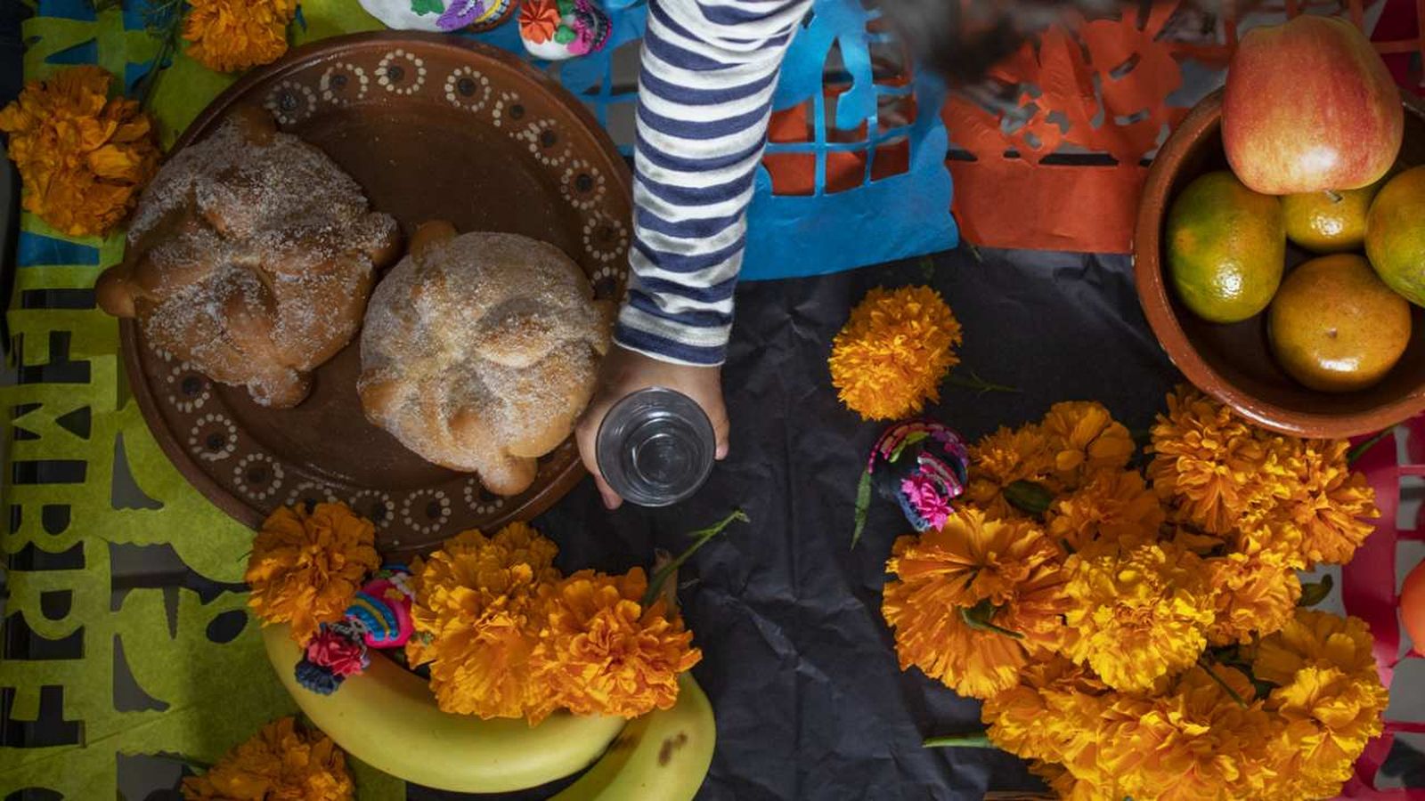 La comida tiene un papel fundamental en los altares del Día de Muertos de México