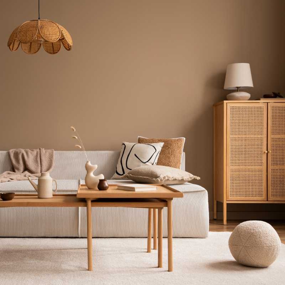 Salón decorado con complementos de fibras naturales.