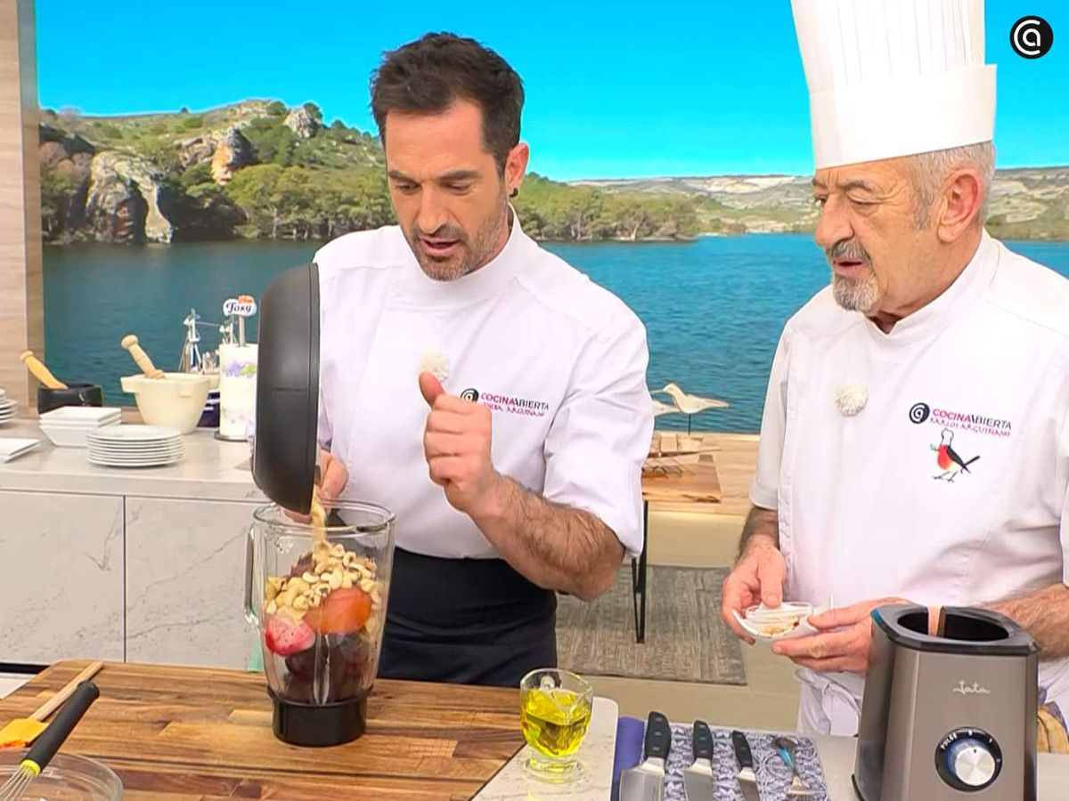 Pon los ingredientes en un vaso de batidora americano