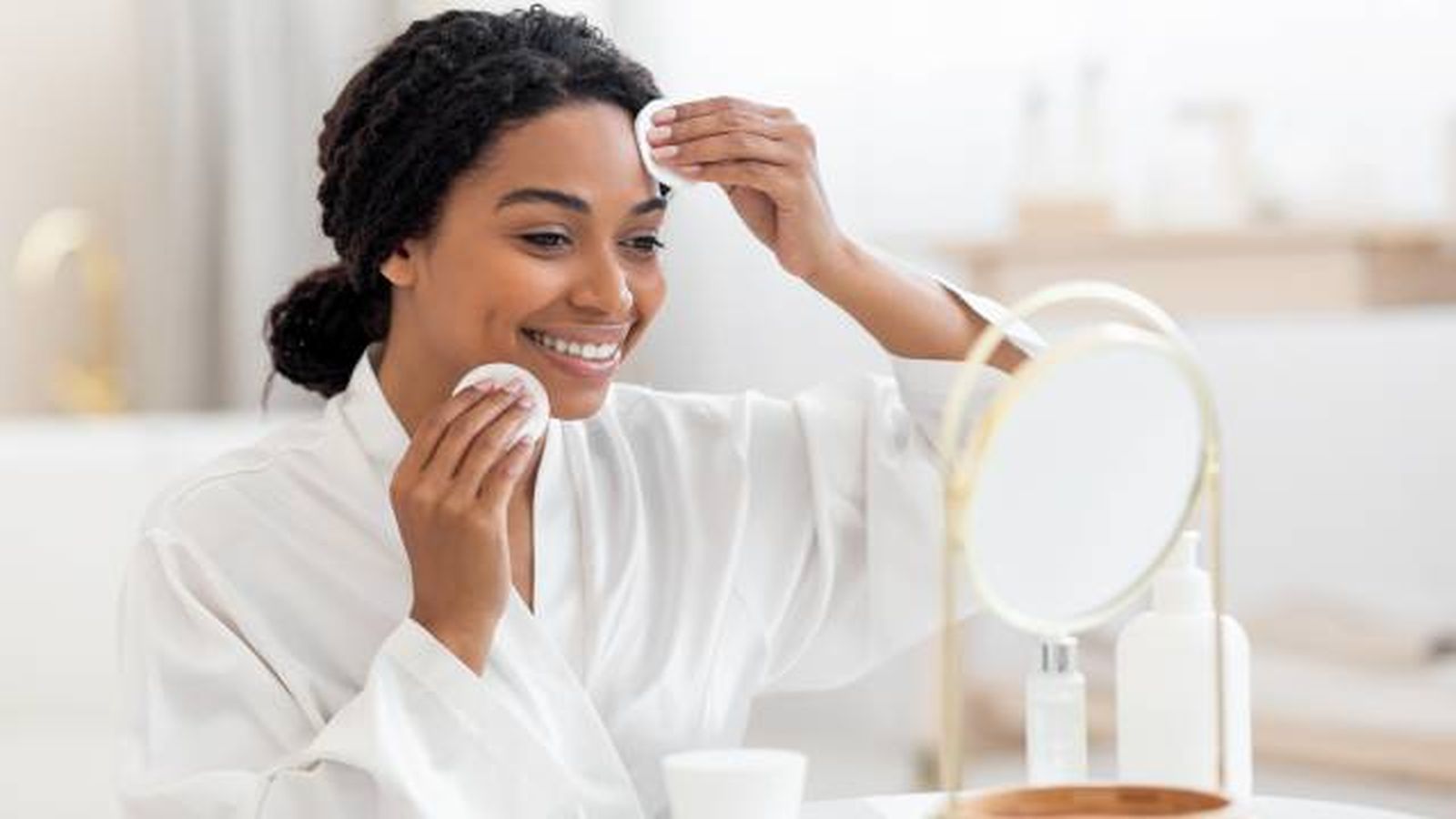aplicar tonico facial sobre la piel del rostro espejo
