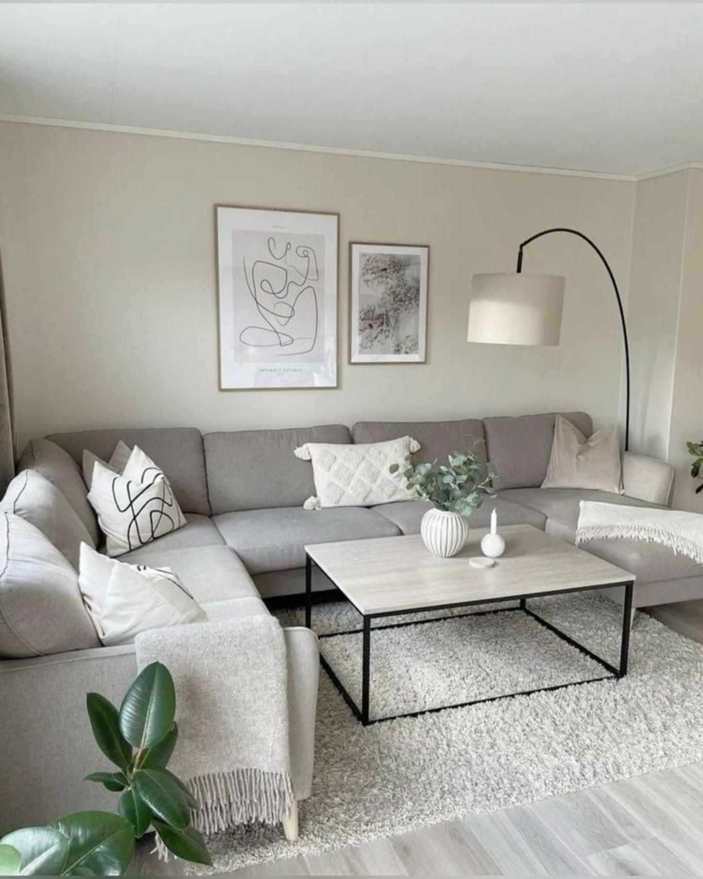 Salón minimalista con sofá gris y cojines sencillos. / Pinterest: 🧸🎀✨🤍