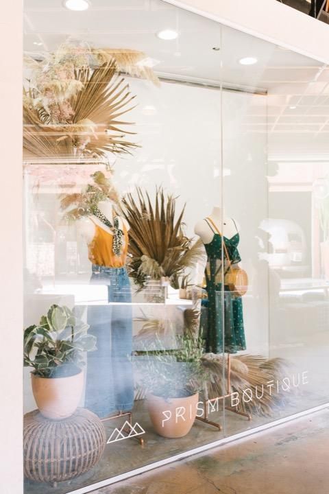 decorar escaparate primavera boho