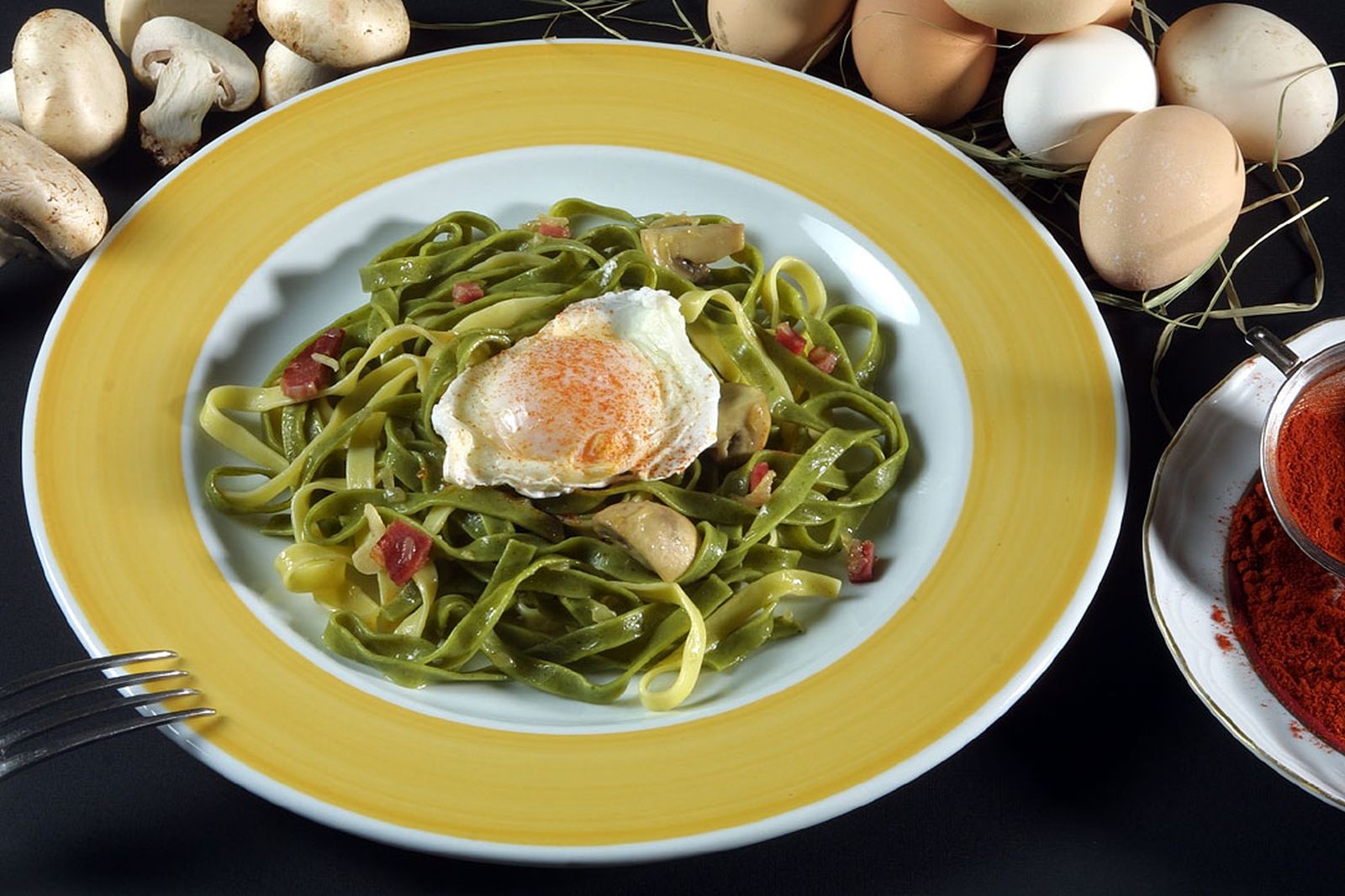 Pasta con champiñones y huevos