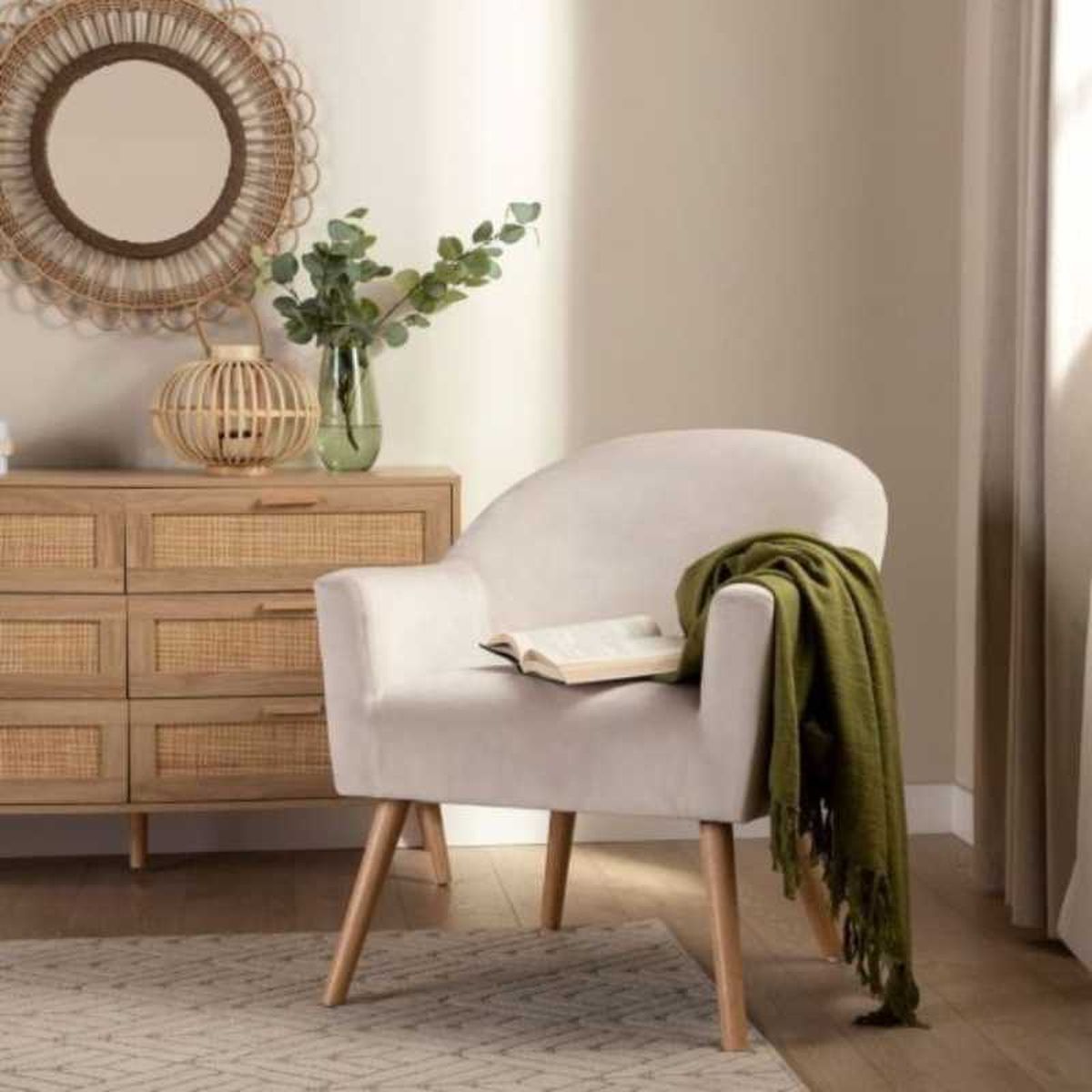 Butaca beige con patas de madera.