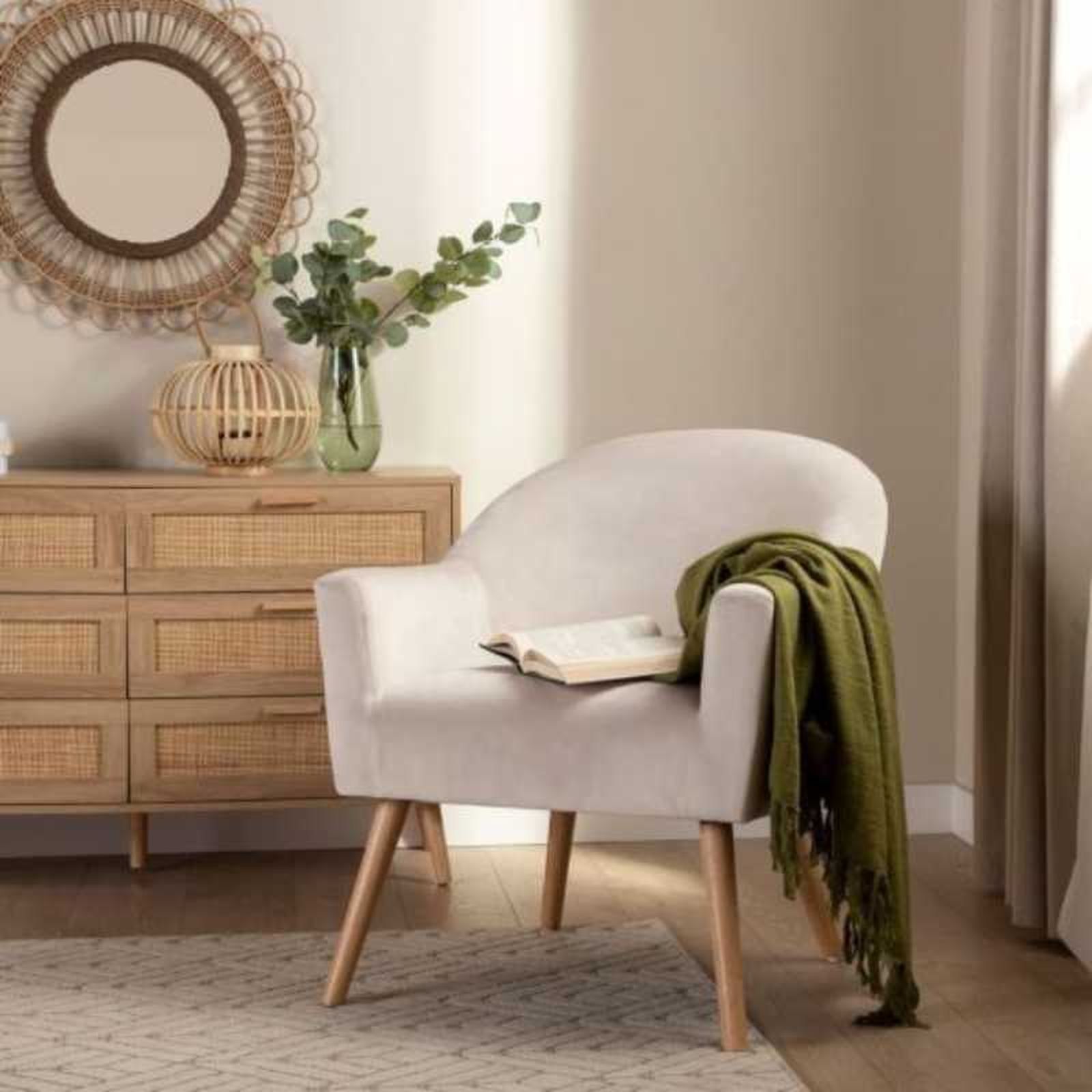 Butaca beige con patas de madera.