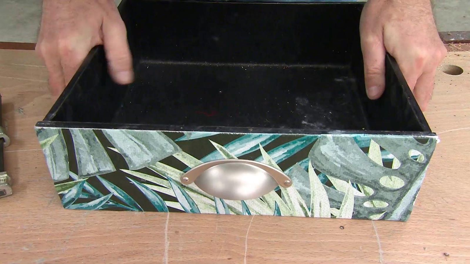 Truco para decorar cajones con papel pintado paso 5