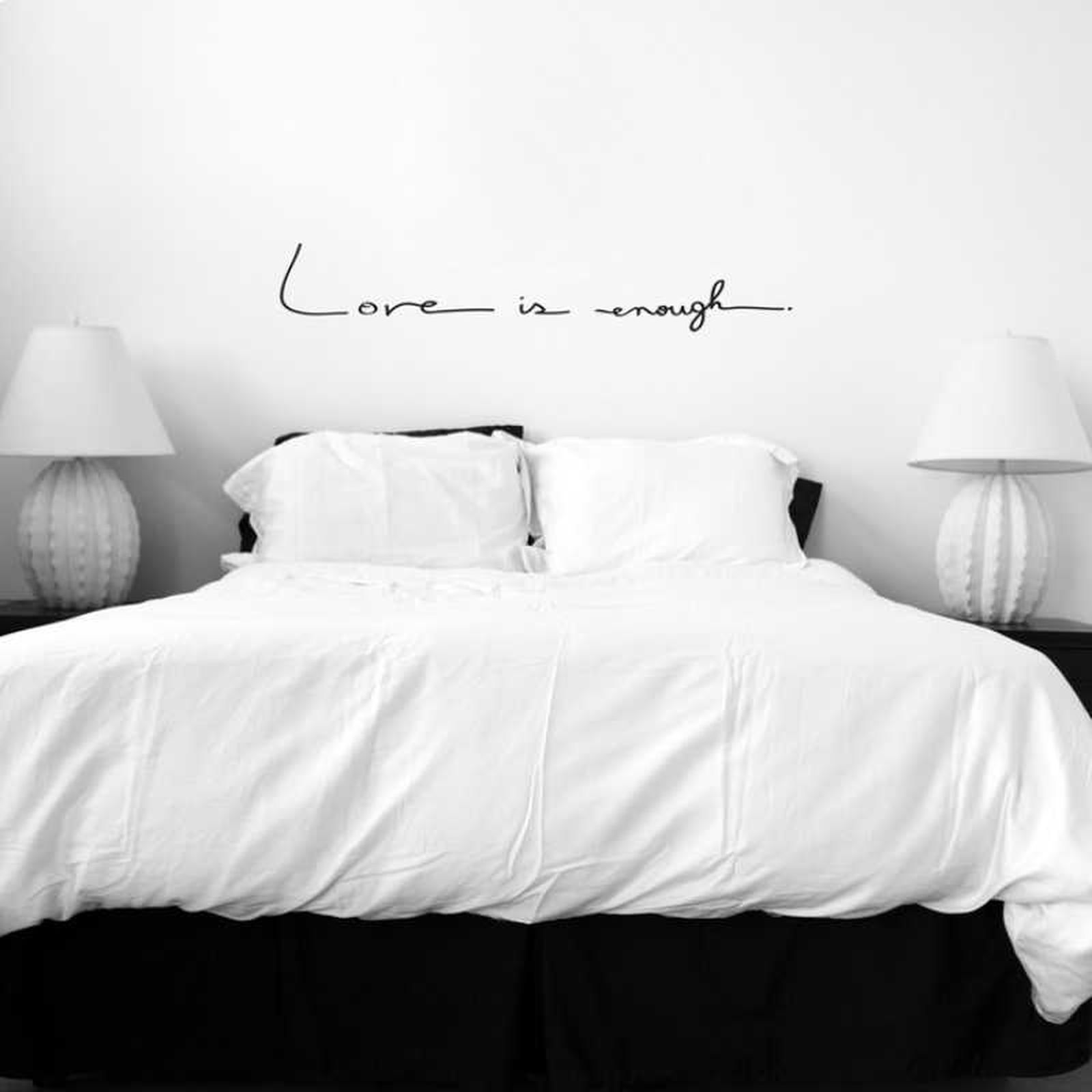 Dormitorio con vinilo de frase inspiradora para sustituir al cabecero.