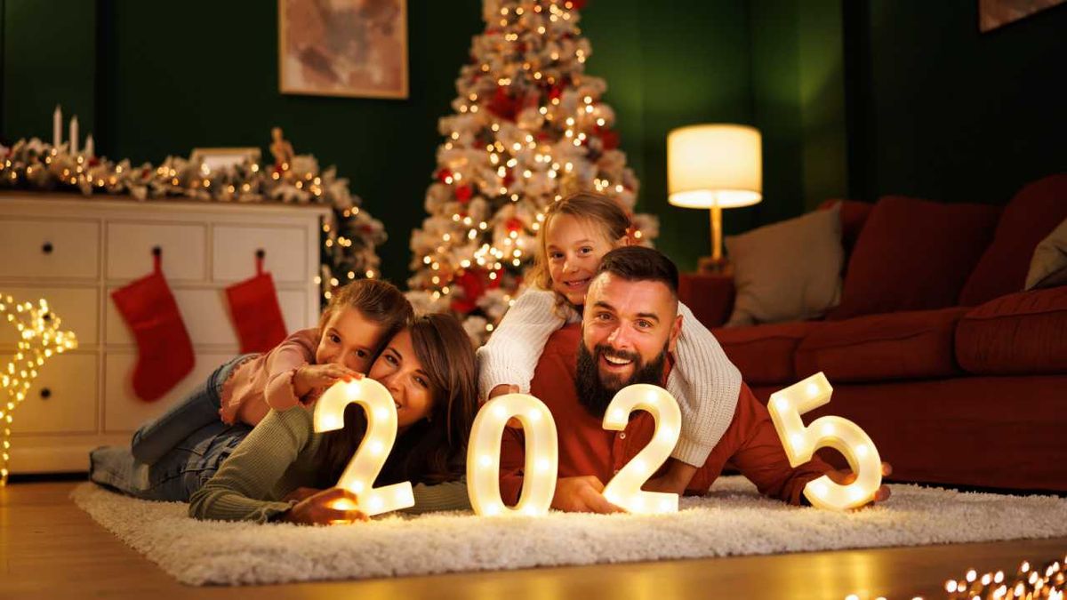 Familia junto a la decoración de Nochevieja, dando la bienvenida al 2025.
