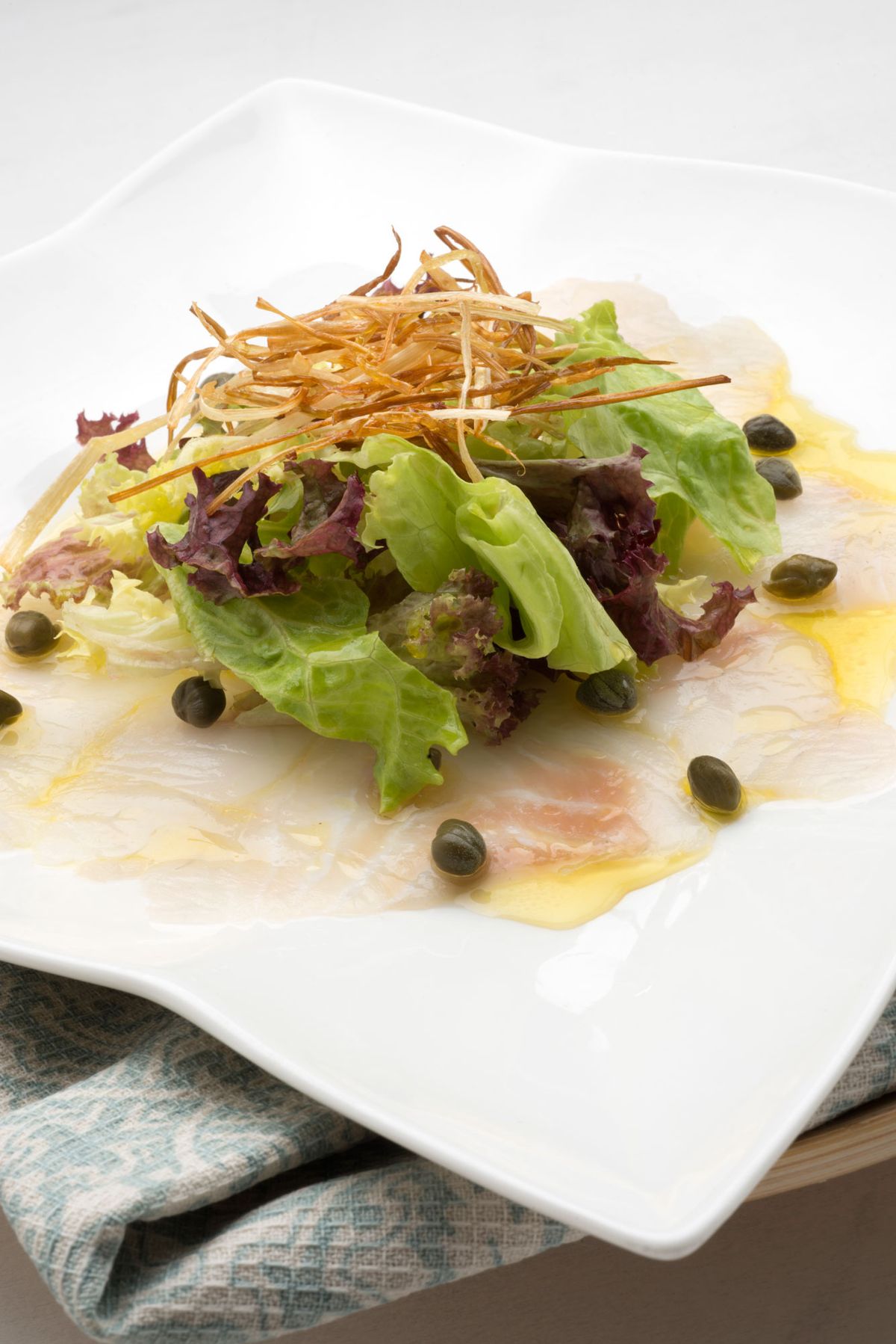 5420 1 Carpaccio de mero con puerro crujiente (805) vertical