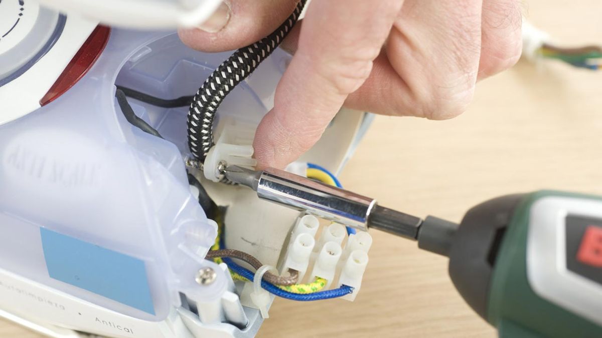 brico 0635 1 reparar enchufe plancha paso 7