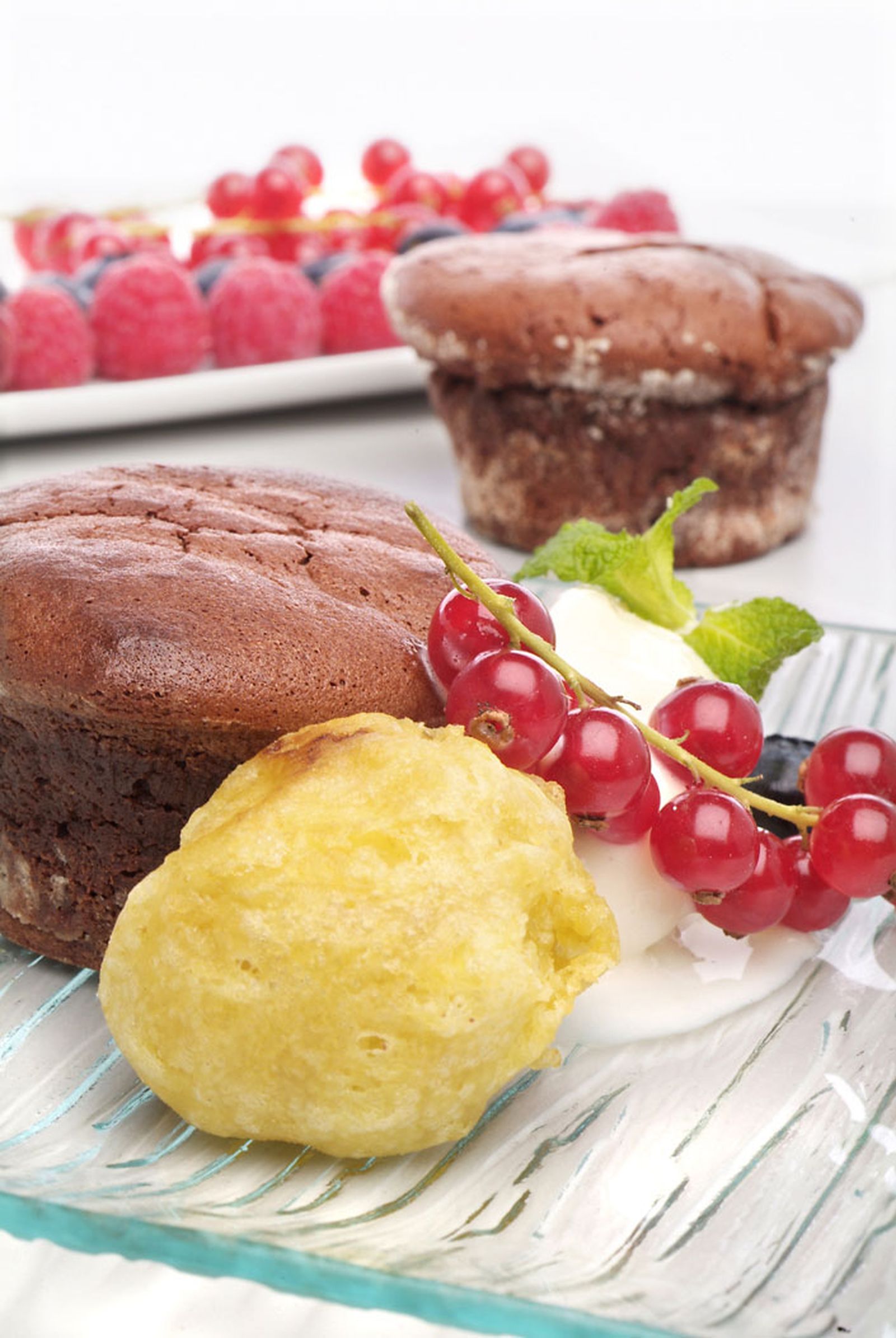 Pastel caliente de chocolate con tempura de plátano
