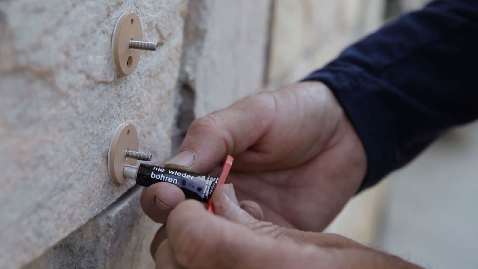 Cómo colocar un tornillo adhesivo paso 5