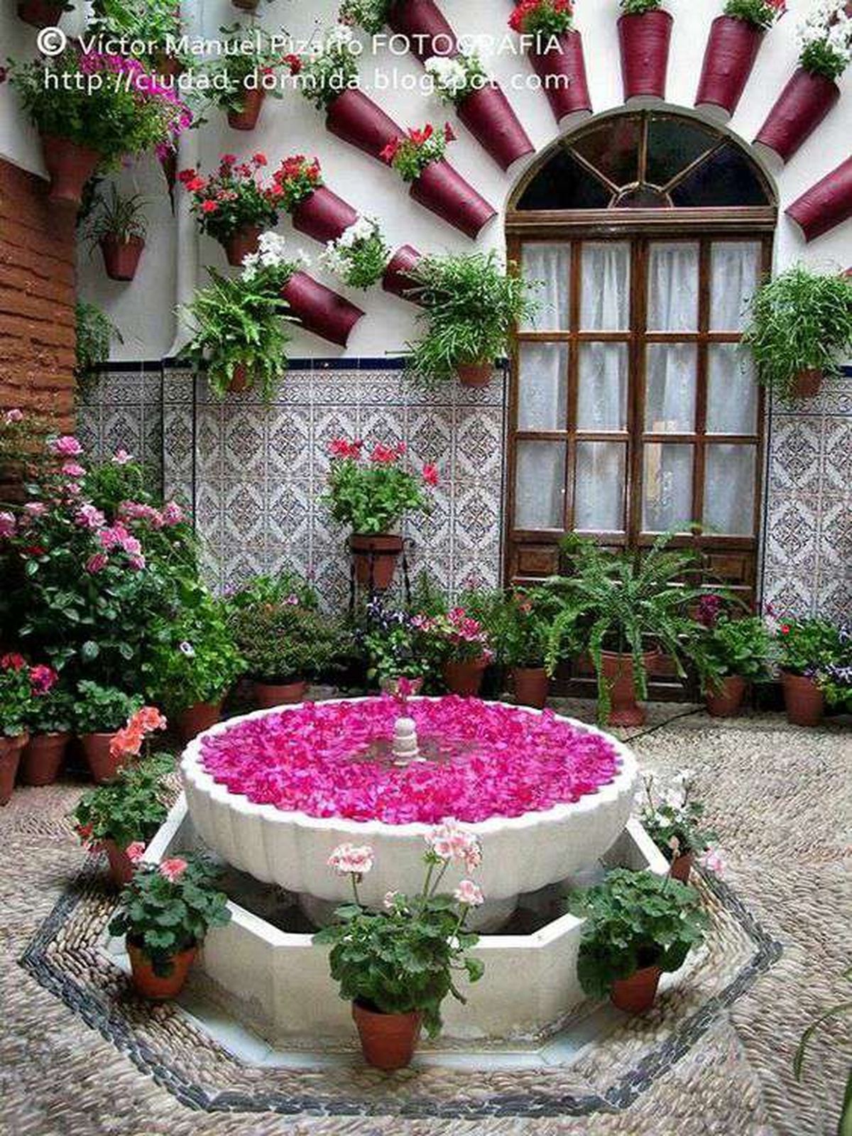 patio andaluz fuente flores pinterest Pedro Romero