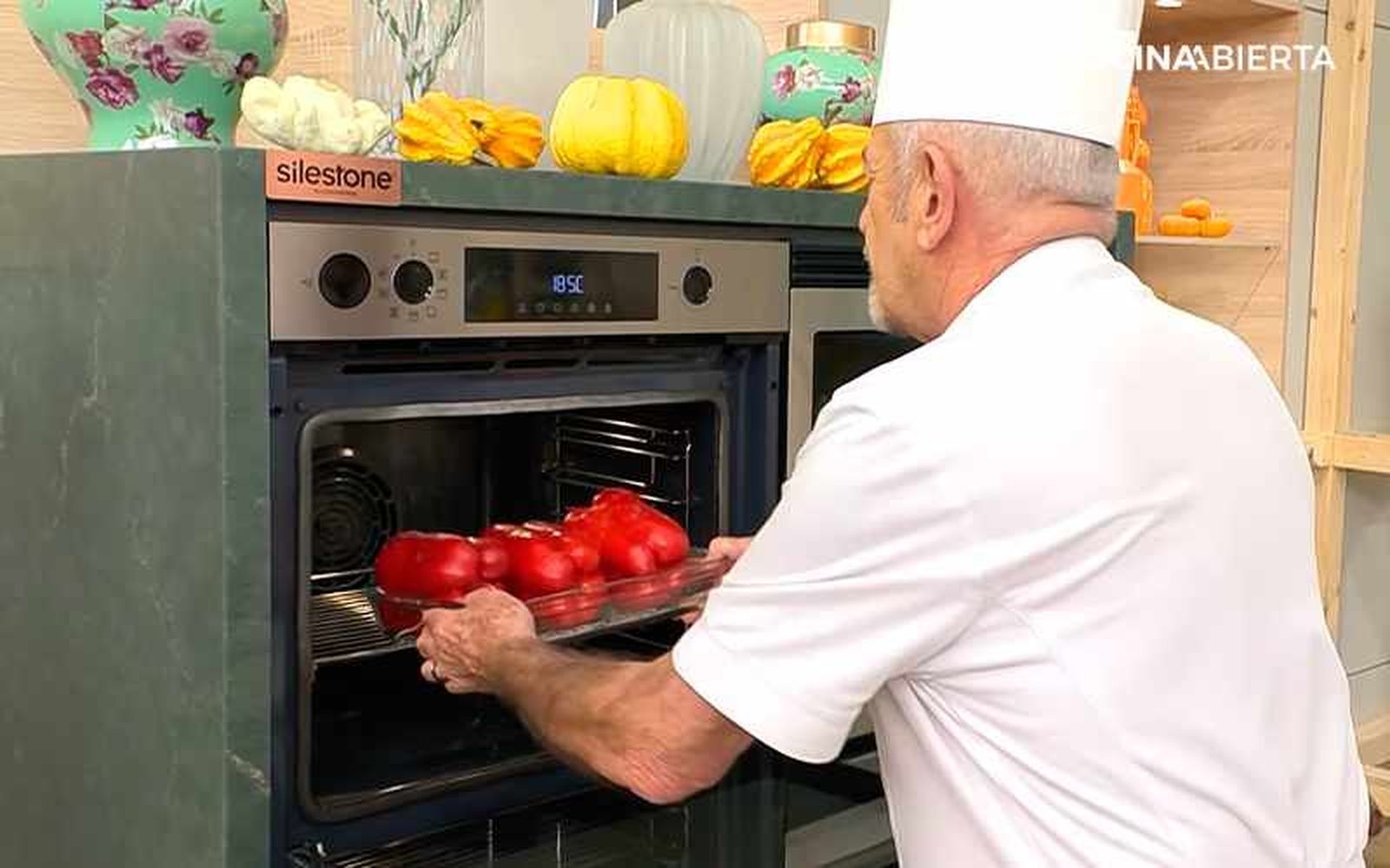 Sazona y asa los pimientos morrones