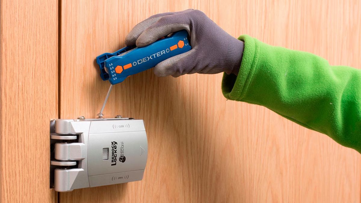 Como colocar una cerradura invisible en la puerta paso 11