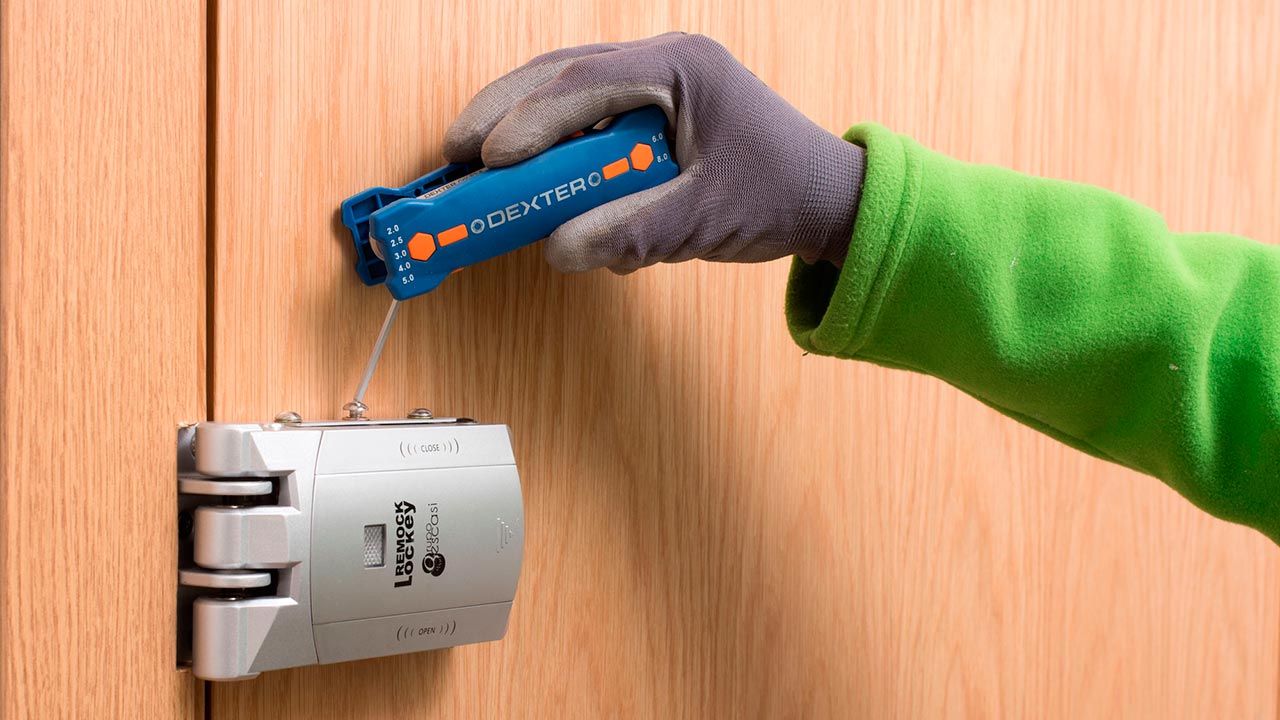 Como colocar una cerradura invisible en la puerta paso 11