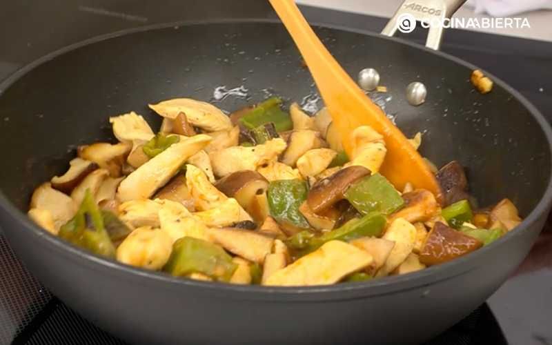 Mezcla todo en el wok