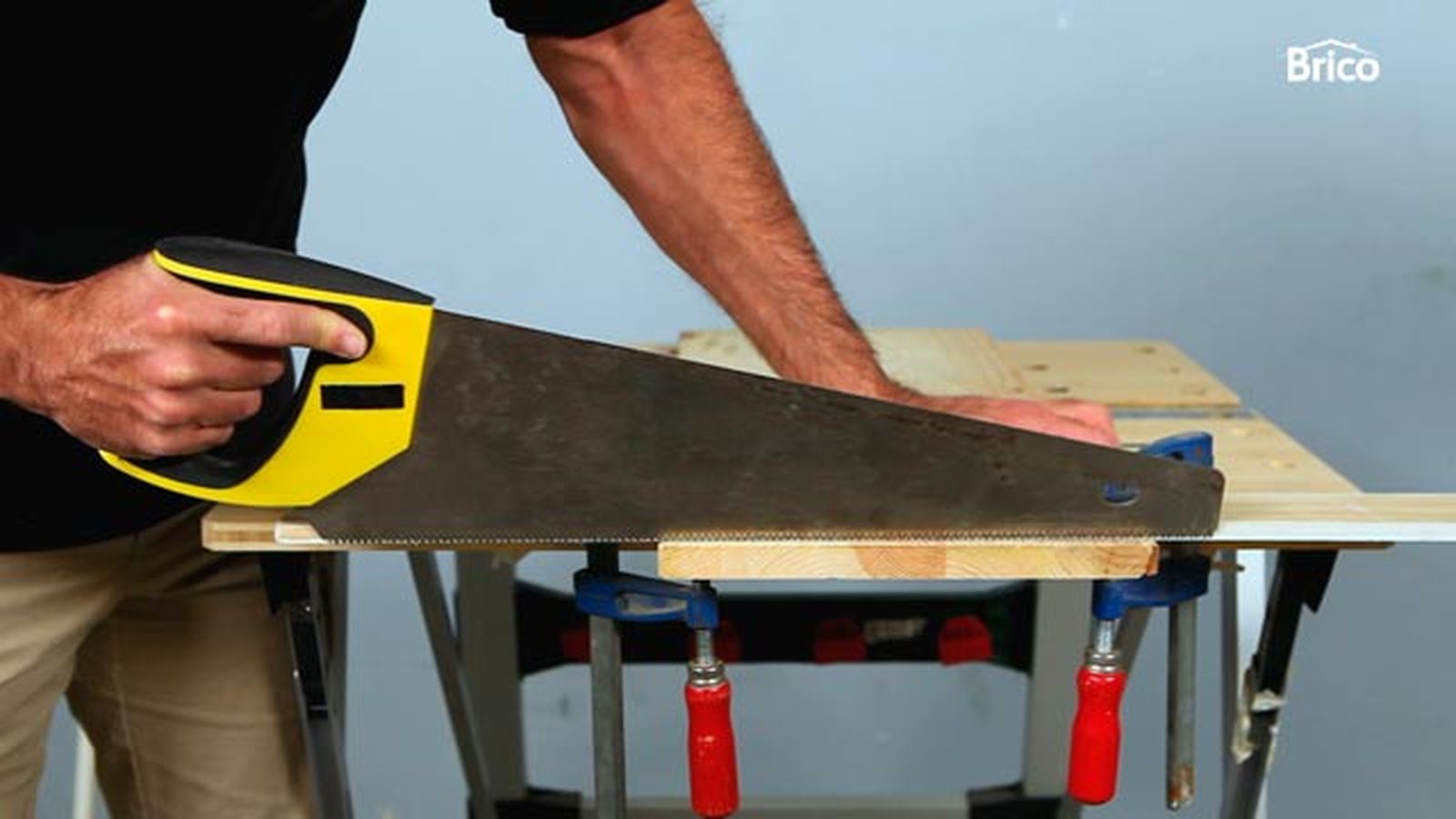 Cómo hacer ranuras en madera con la sierra paso 1