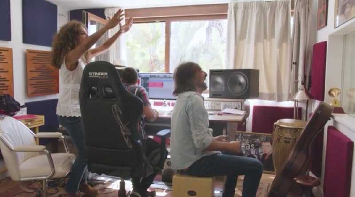 Rosario Flores y Antonio Carmona en el estudio de grabación de su hogar.