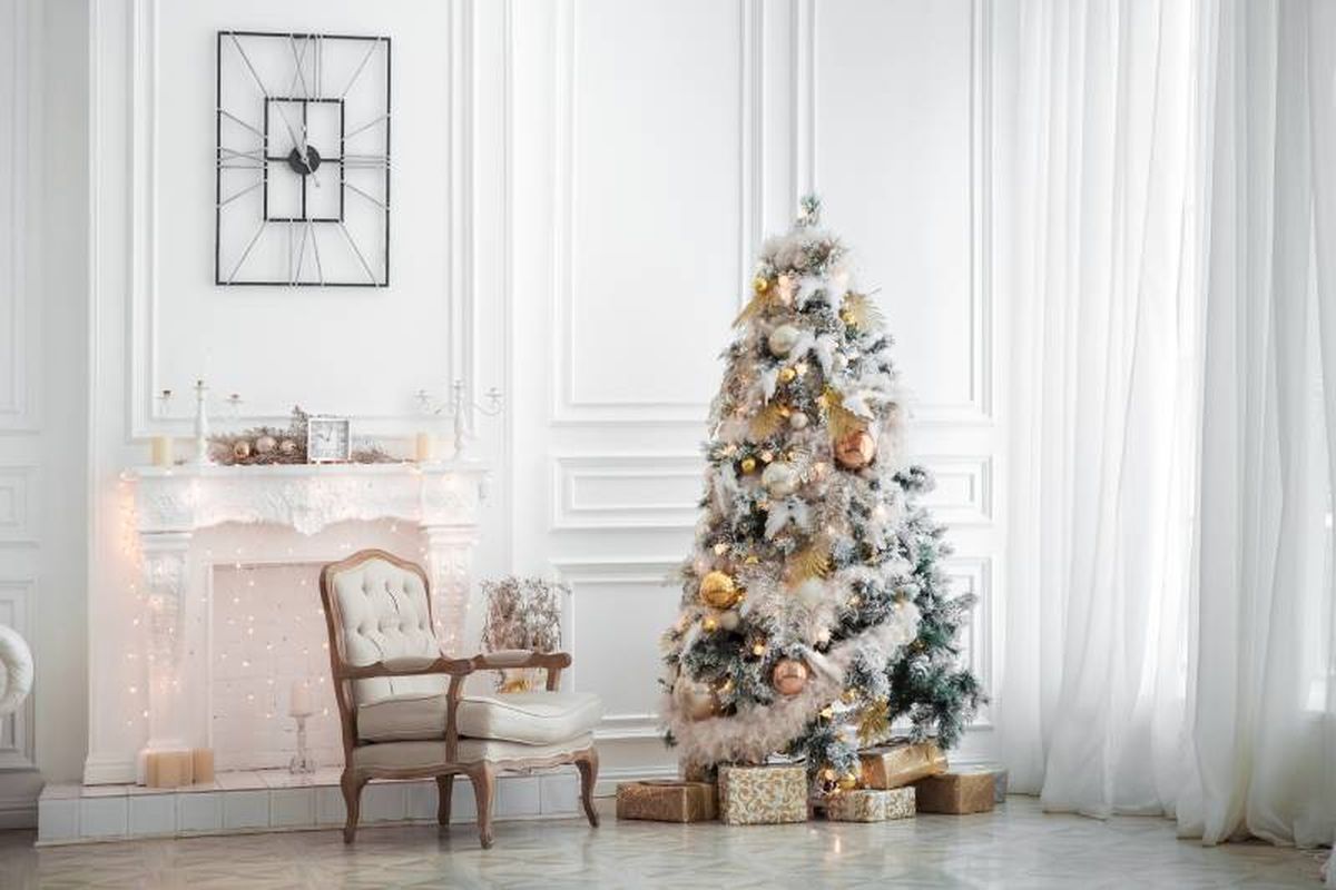 Salón elegante con decoración navideña blanca.