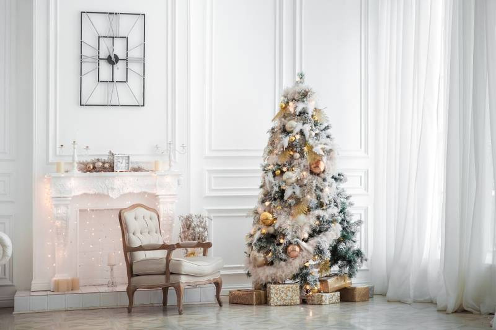 Salón elegante con decoración navideña blanca.