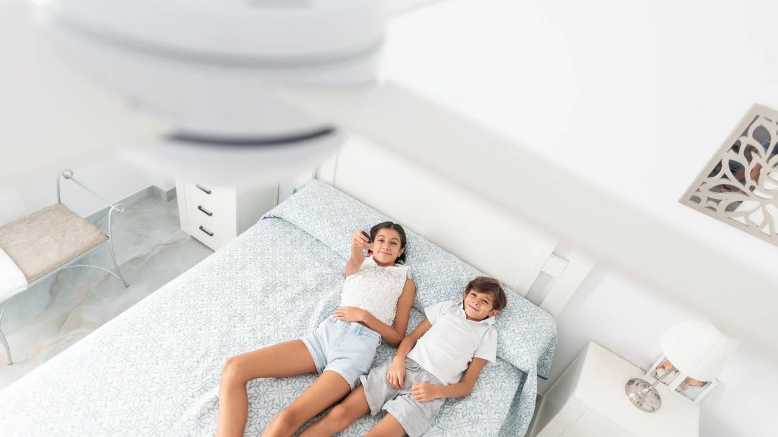 Niños encendiendo el ventilador de techo.