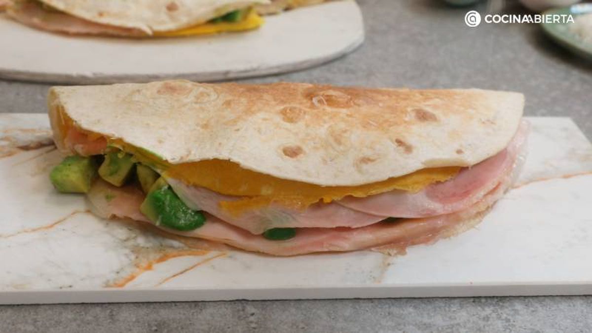 Sirve las quesadillas de jamón y queso calientes