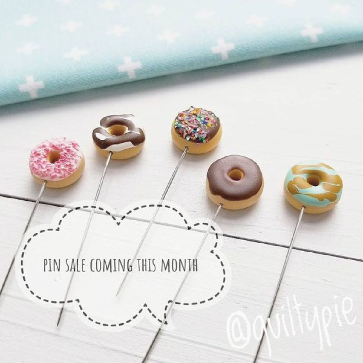 Alfileres decorativos de donuts hechos con fimo.