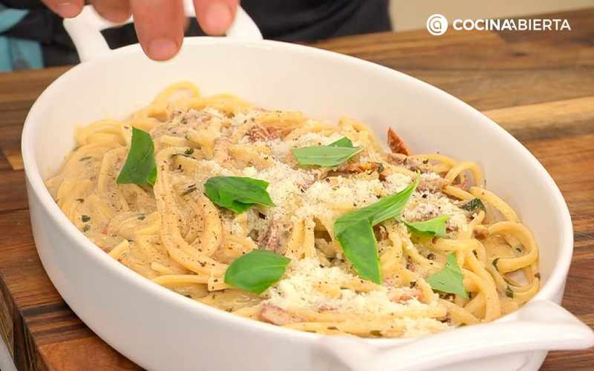 Decora con hojas de albahaca troceadas