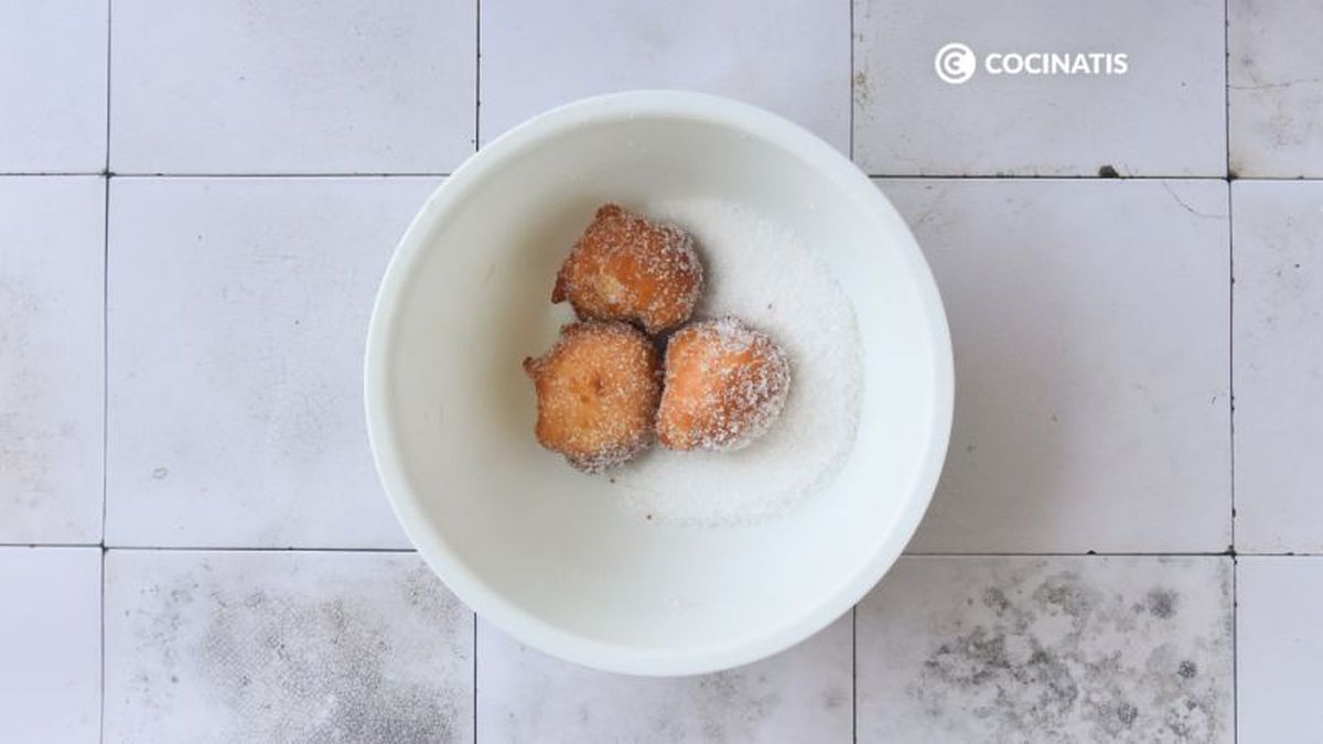 Rebozamos los buñuelos con azúcar