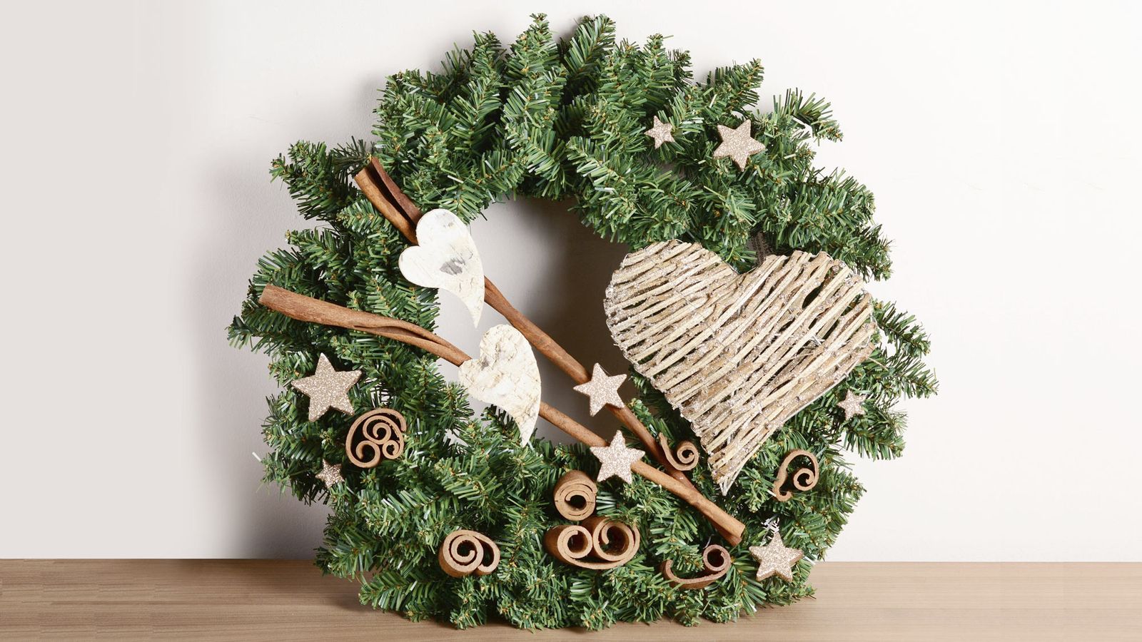 Corona navideña con ramas y adornos rústicos