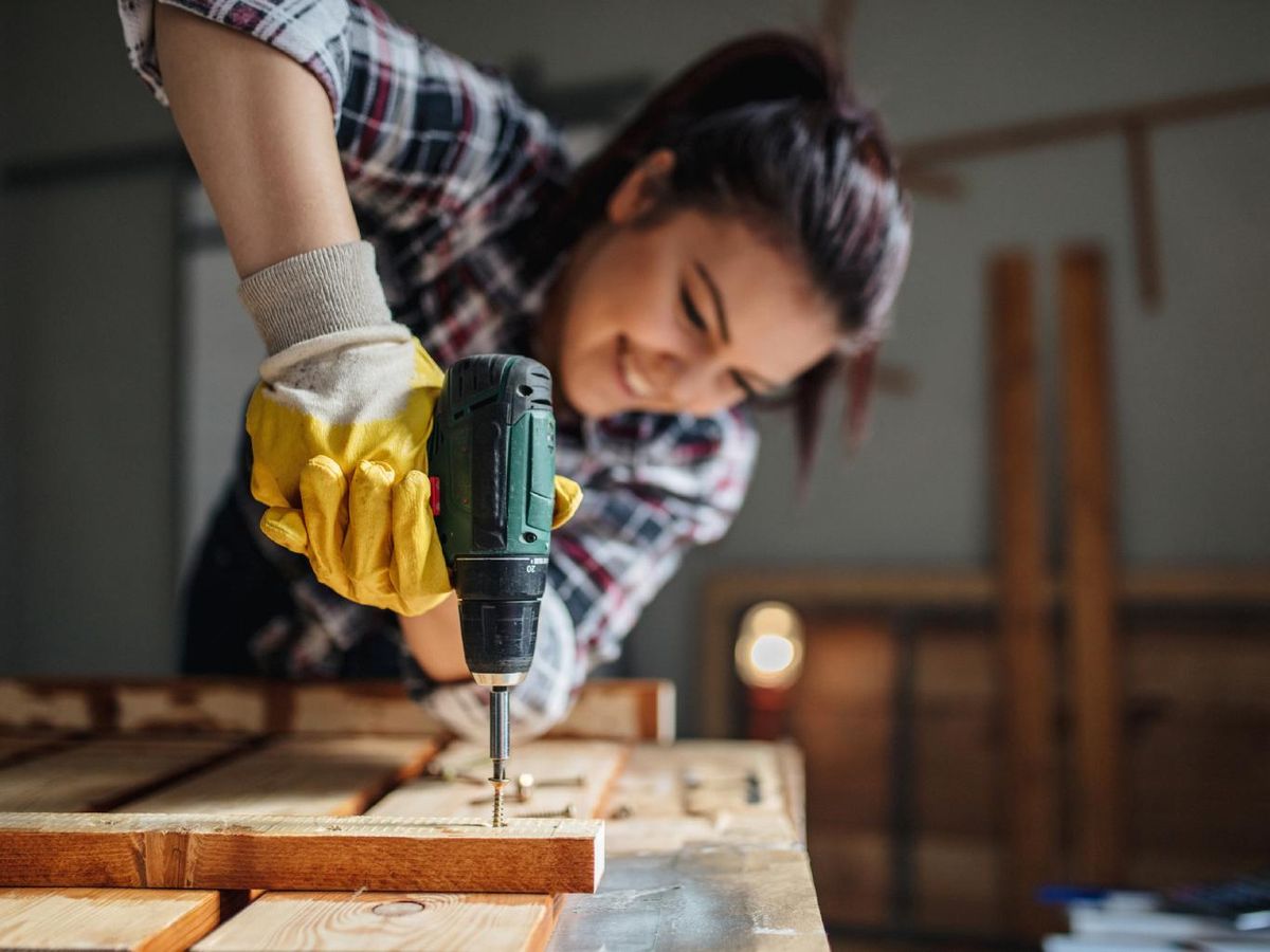 Los taladros son esenciales para reciclar muebles.