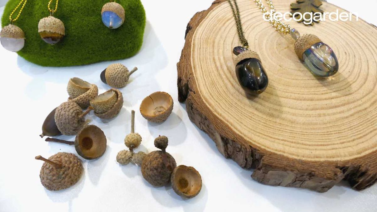 Collares hechos con bellotas.