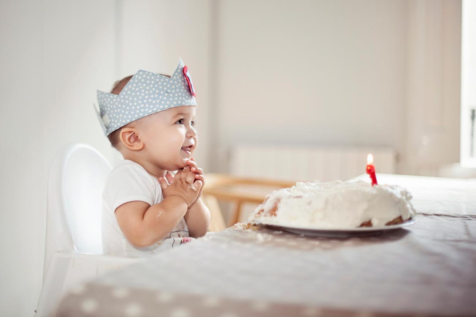 como hacer corona de tela cumple ninos 4