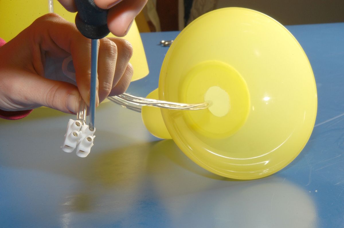 Lámpara de plástico paso 11