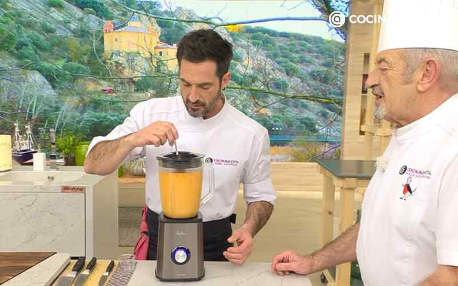 Incorpora aceite a la salsa romesco
