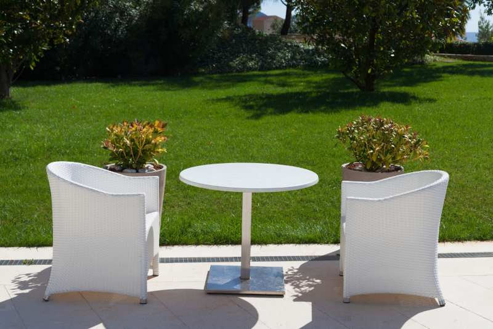 Tus muebles blancos de jardín brillarán con luz propia