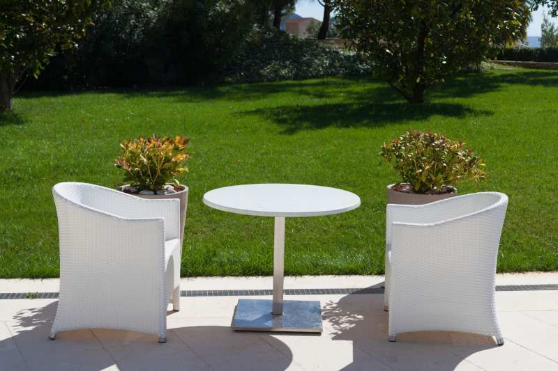 Tus muebles blancos de jardín brillarán con luz propia