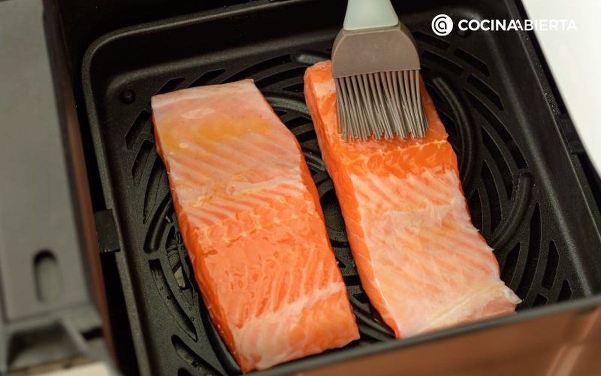 Con una brocha, untamos los filetes con la mezcla