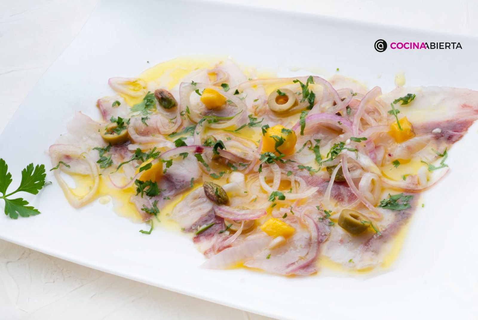 Tiradito de corvina con mango y pistachos